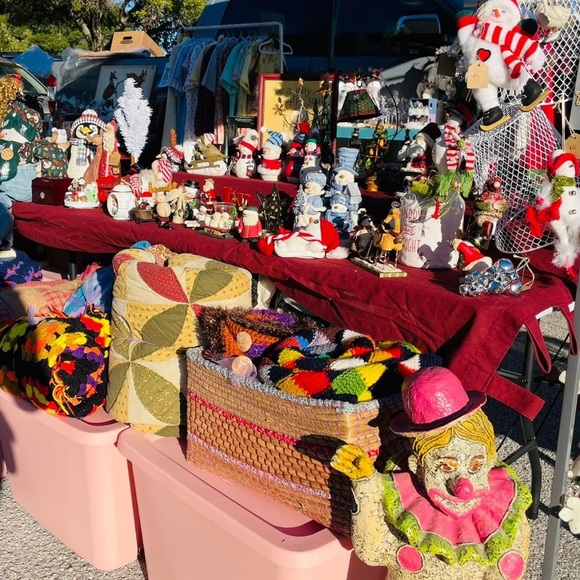 5 pound Christmas mystery box !! Mostly decorations figurines , garlands ect. - Picture 8 of 10